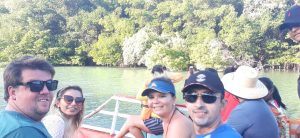 Passeio de barco no rio Aracatiaçu